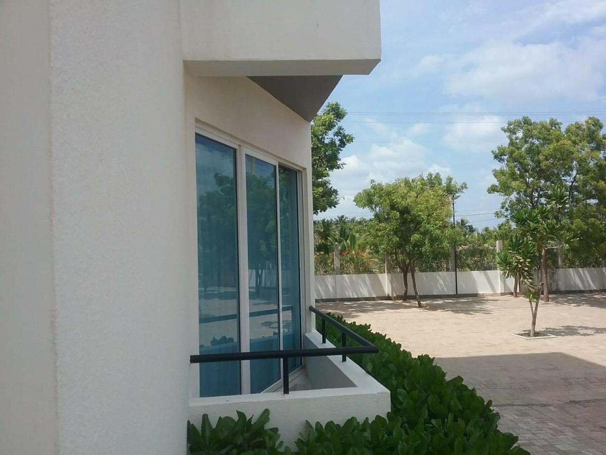 Trincomalee Ocean Front Condos Exteriör bild